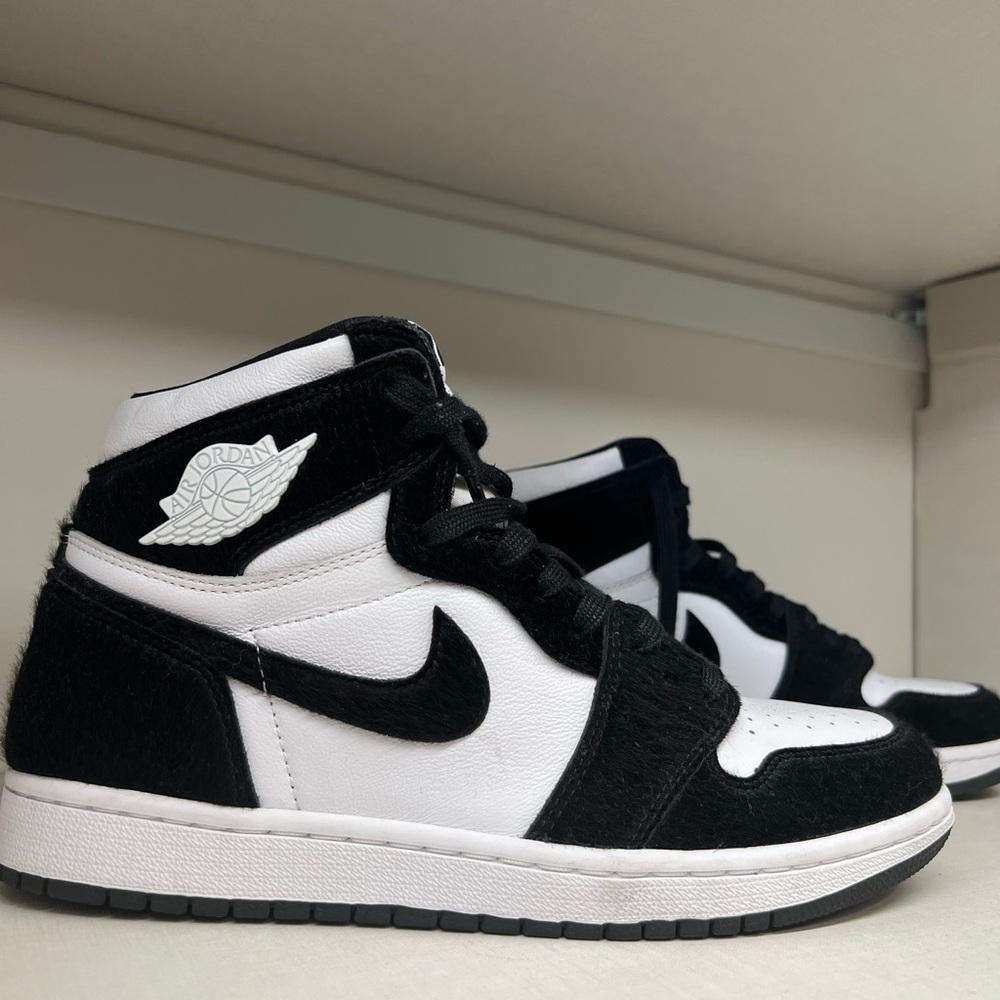 Up for sale: Original from StockX with verified tag. Women: 9.5